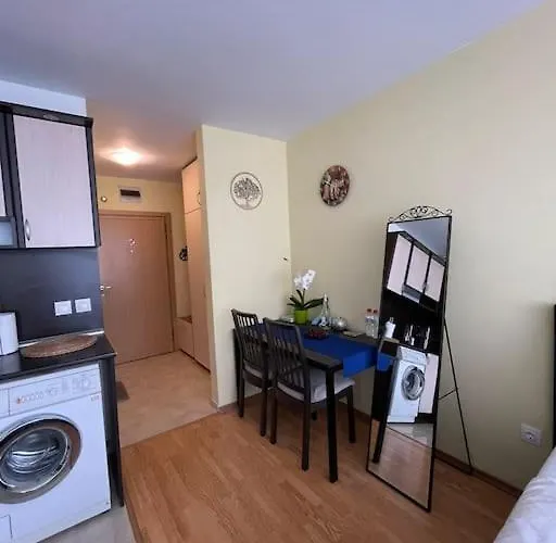 Апартамент Blue Orchid Near Airport & Free Parking