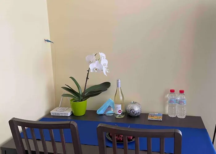 Апартамент Blue Orchid Near Airport & Free Parking *